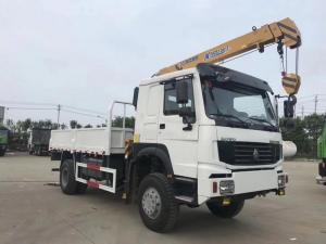 Off-road SINOTRUK HOWO truck crane 5tons